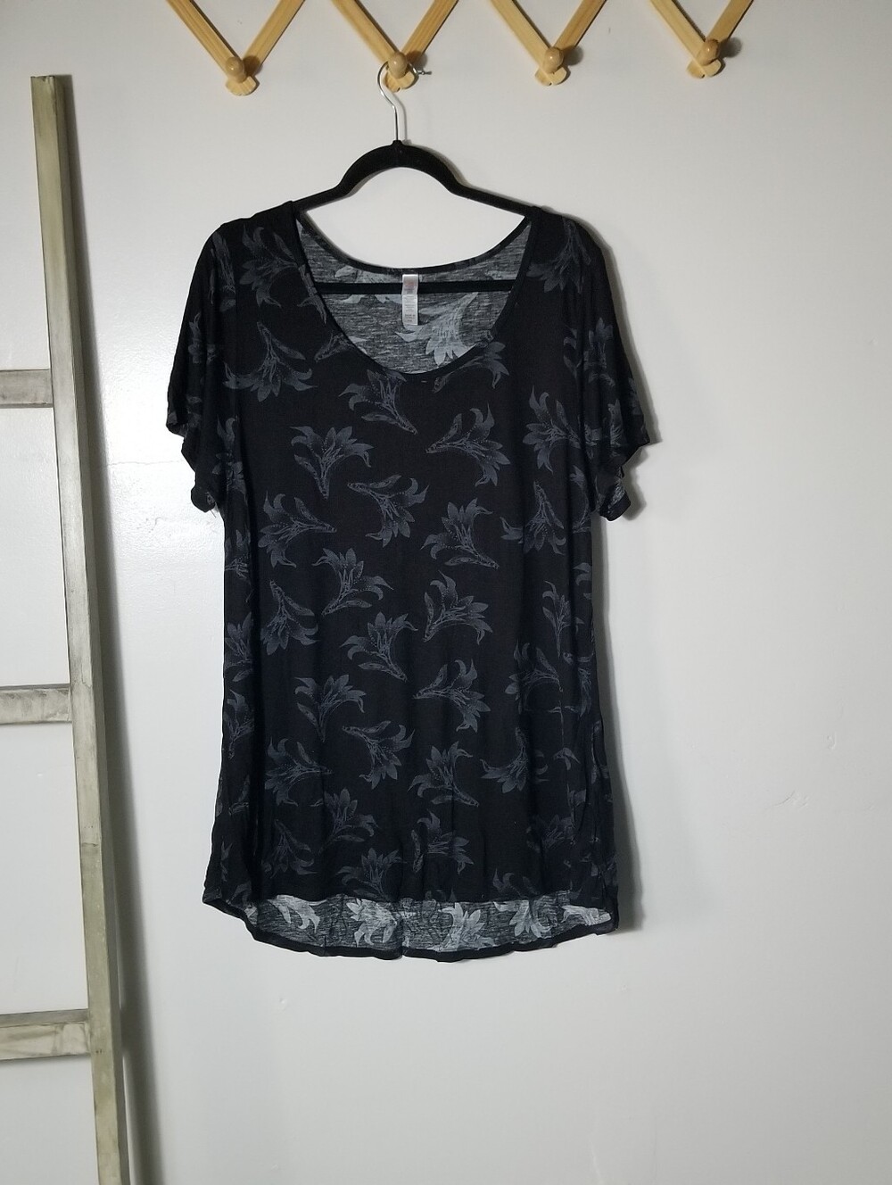 LULAROE WOMEN'S BLACK WITH BLUE FLORAL DESIGN TUNIC BLOUSE SIZE 2XL